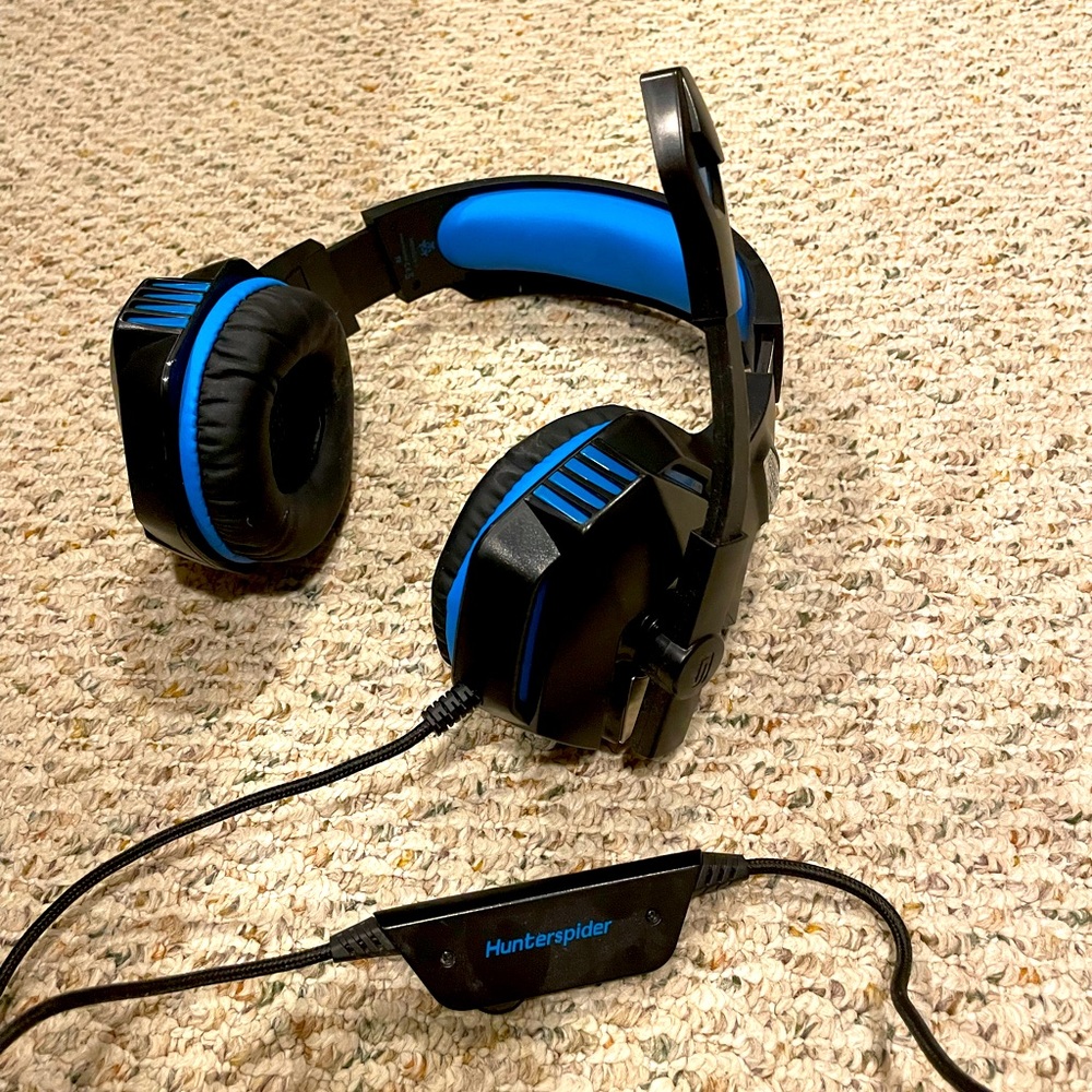 Gaming headset including cords